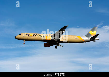 Thomas Cook Airbus A 321-211 in Cooks Club livery Landung am Flughafen Birmingham, UK (G-TCDV) Stockfoto