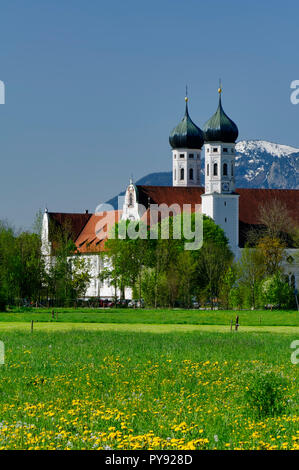 Stift Benediktbeuern (Kloster Benedictbeuern), Berg Benediktenwand im Hintergrund, Oberbayern, Bayern, Deutschland Stockfoto