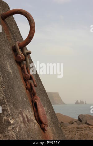 Ein Block und angekettet an eine Betonplatte auf einem Strand in Island angehen Stockfoto