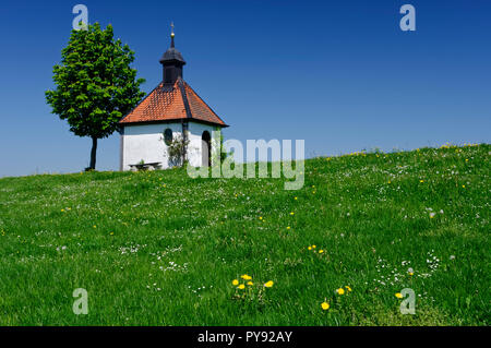 Kapelle in Leibersberg (Gemeinde Riegsee) im Oberland, Landkreis Garmisch-Partenkirchen, Oberbayern, Bayern, Deutschland Stockfoto