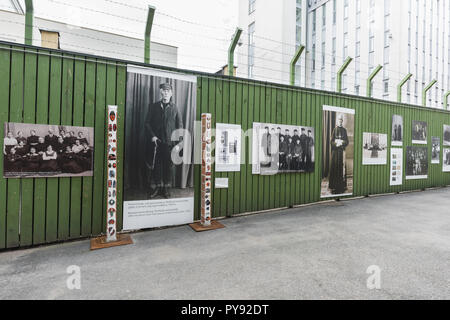 Vilnius Museum der Opfer des Genozids, Anzeige in der ehemaligen Gefängnishof des Museumsgebäudes mit litauischen Klerus von den Sowjets nach Sibirien verbannt Stockfoto