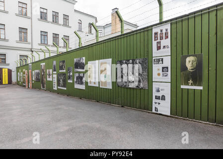 Genozid museum Vilnius, Anzeige in das ehemalige Gefängnis Hof", die das Museum der Opfer des Genozids angezeigt Litauische Klerus von den Sowjets nach Sibirien verbannt. Stockfoto