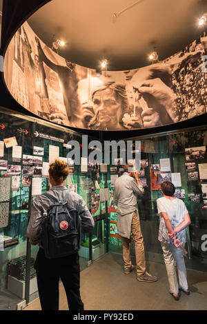 Vilnius Museum der Opfer des Genozids, mit Blick auf die Besucher des Museums am sowjetischen Überwachungsanlagen und Artefakte, Litauen. Stockfoto