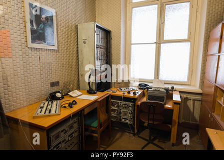 Vilnius Museum der Opfer des Genozids, Blick auf die Zimmer im Museum Anzeigen typische überwachung Ausrüstung durch die sowjetischen Behörden in Litauen eingesetzt. Stockfoto