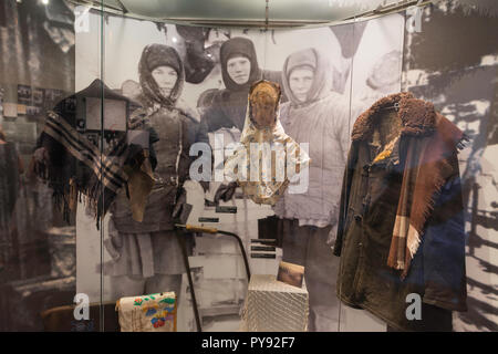 Vilnius Museum der Opfer des Genozids, Blick auf die Zimmer im Museum anzeigen Kleidung der Litauischen Frauen nach Sibirien durch die sowjetischen Behörden verbannt. Stockfoto