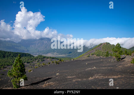 Wolken über dem Kamm eines vulkanischen Krater an Llanos del Jable, Insel La Palma, Kanarische Inseln, Spanien Stockfoto