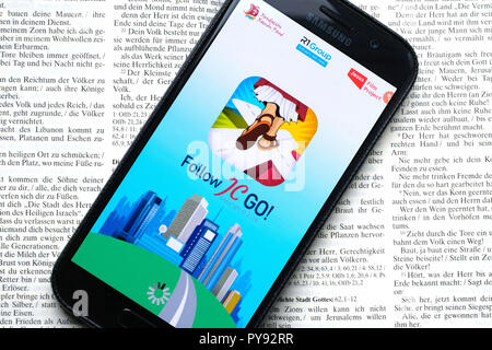Vatikan gibt die Smartphone App' Folgen JC GEHEN!" (Jesus Christus), die fast an das Modell Pokémon Gehen identisch. Anstelle von Monster, Heiligen sind jetzt gesucht und im Vatikan Spiel erwischt. Das Spiel ist derzeit nur verfügbar in Spanisch, andere Sprachversionen werden in Kürze veröffentlicht. Foto zeigt die Login Seite des 'Folgen JC GO!' auf einem Smartphone. Stockfoto