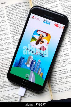 Vatikan gibt die Smartphone App' Folgen JC GEHEN!" (Jesus Christus), die fast an das Modell Pokémon Gehen identisch. Anstelle von Monster, Heiligen sind jetzt gesucht und im Vatikan Spiel erwischt. Das Spiel ist derzeit nur verfügbar in Spanisch, andere Sprachversionen werden in Kürze veröffentlicht. Foto zeigt die Login Seite des 'Folgen JC GO!' auf einem Smartphone. Stockfoto