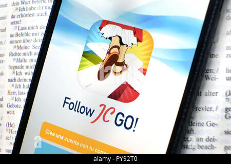 Vatikan gibt die Smartphone App' Folgen JC GEHEN!" (Jesus Christus), die fast an das Modell Pokémon Gehen identisch. Anstelle von Monster, Heiligen sind jetzt gesucht und im Vatikan Spiel erwischt. Das Spiel ist derzeit nur verfügbar in Spanisch, andere Sprachversionen werden in Kürze veröffentlicht. Foto zeigt die Login Seite des 'Folgen JC GO!' auf einem Smartphone. Stockfoto