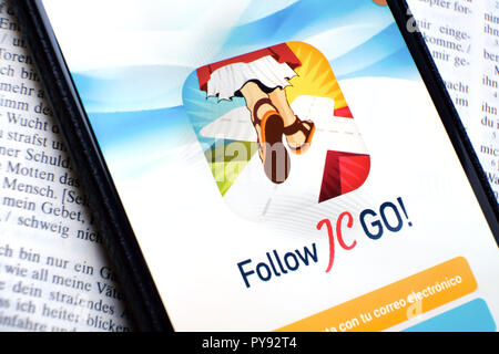 Vatikan gibt die Smartphone App' Folgen JC GEHEN!" (Jesus Christus), die fast an das Modell Pokémon Gehen identisch. Anstelle von Monster, Heiligen sind jetzt gesucht und im Vatikan Spiel erwischt. Das Spiel ist derzeit nur verfügbar in Spanisch, andere Sprachversionen werden in Kürze veröffentlicht. Foto zeigt die Login Seite des 'Folgen JC GO!' auf einem Smartphone. Stockfoto