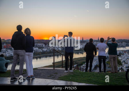 Der Phoenix See in Dortmund Bezirk Hšrde, ein künstlicher See auf dem ehemaligen Stahlwerk Phoenix-East, Wohnanlage, Erholungsgebiet, ga Stockfoto