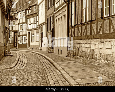 Gasse mit Fachwerkhäusern in der Altstadt von Quedlinburg in Sepia Stockfoto