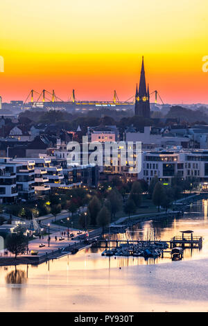 Der Phoenix See in Dortmund Bezirk Hšrde, ein künstlicher See auf dem ehemaligen Stahlwerk Phoenix-East, Wohnanlage, Erholungsgebiet, ga Stockfoto