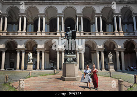 Innenhof aus dem 17. Jahrhundert Palast der Brera in Mailand. Italien, Italienisch. Der Innenhof, der mit einer bronzenen Kopie von Antonio Canova Statue von Napoleon als Mars die Friedensstifter. (Palazzo Brera oder Palazzo di Brera ist eine monumentale Palast in Mailand und in der Lombardei in Norditalien). Stockfoto