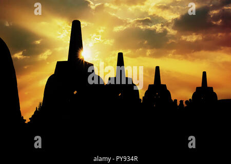 Silhouette Borobudur-Tempel bei Sonnenaufgangszeit mit Licht platzen, Yogyakarta, Java, Indonesien. Stockfoto