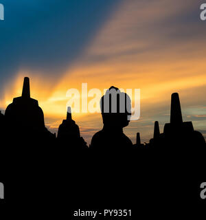 Silhouette Borobudur-Tempel bei Sonnenaufgangszeit mit Licht platzen, Yogyakarta, Java, Indonesien. Stockfoto
