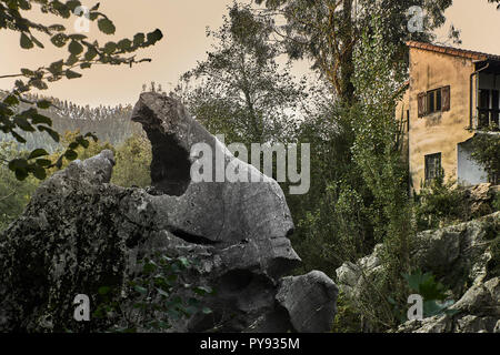 Haus am Fluss Pas und Stein in pareidolia im Dorf von Puente Viesgo, Kantabrien, Nordspanien, Europa Stockfoto