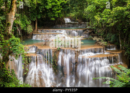 Wasserfall in Thailand, Huay oder Huai Mae Khamin in Kanchanaburi Provience, um mit Wald-Umwelt und Smaragd-Wasser genannt. Stockfoto