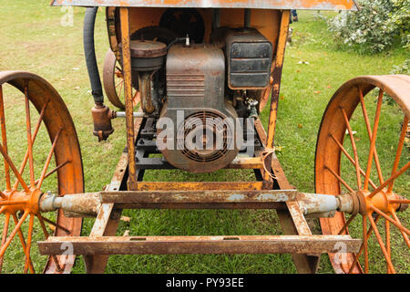Alten Bauernhof Schlitten, verrostet Motor und Räder - close-up Detail Stockfoto