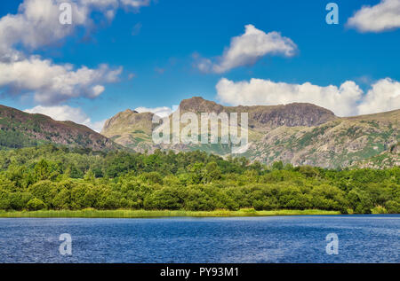 Ein Blick auf den Langdale Pikes aus elterwater an einem sonnigen Tag. Stockfoto