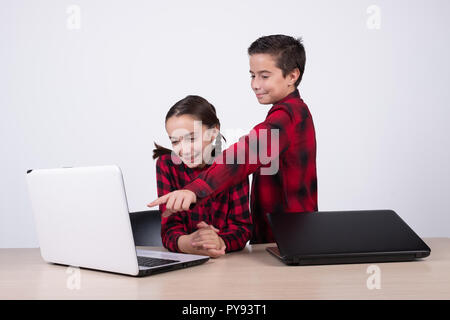 Junge Übersicht computer Mädchen in der Klasse Stockfoto