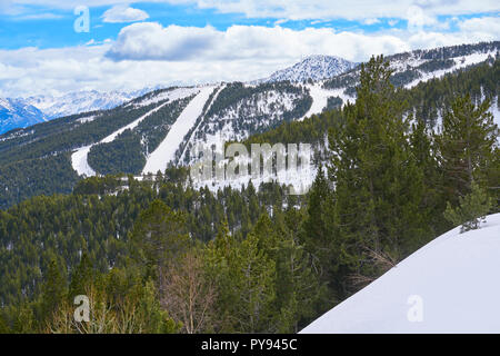 Pal Ski Resort in Andorra Pyrenäen an einem sonnigen Tag Stockfoto