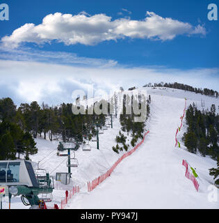 Pal Ski Resort in Andorra Pyrenäen an einem sonnigen Tag Stockfoto