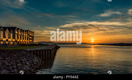 Bild von einem schönen Sonnenuntergang an der Machynys Küste Carmarthenshire, Wales. Großbritannien Stockfoto