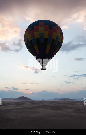 Namibia Reisen - Heißluftballon bei Sonnenaufgang über der Wüste Namib - Beispiel für Abenteuer Reisen, Namibia, Afrika Stockfoto