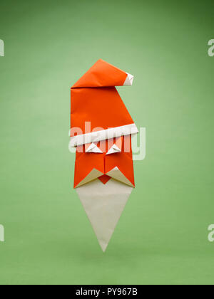 Ein PAPIER SANTA CLAUS, die mit der Kunst des Origami Stockfoto
