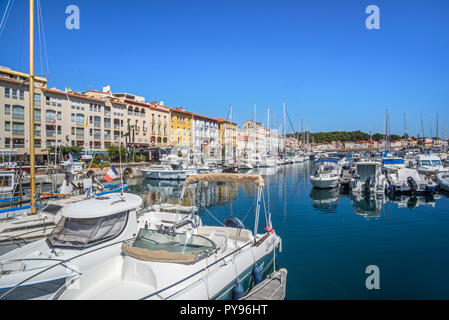 Sportboote in Marina/Yachthafen in Collioure, mediterranen Fischerhafen entlang der Côte Vermeille, Pyrénées-Orientales, Frankreich Stockfoto