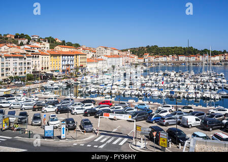 Sportboote in Marina/Yachthafen in Collioure, mediterranen Fischerhafen entlang der Côte Vermeille, Pyrénées-Orientales, Frankreich Stockfoto