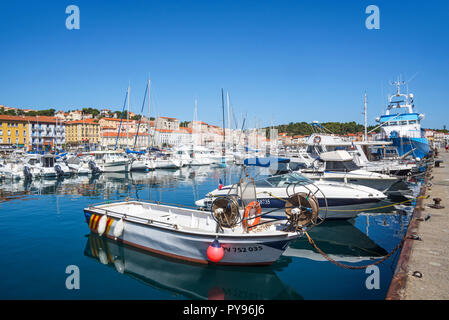 Sportboote in Marina/Yachthafen in Collioure, mediterranen Fischerhafen entlang der Côte Vermeille, Pyrénées-Orientales, Frankreich Stockfoto