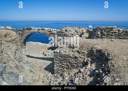 15. jahrhundert Ruinen von Fort de la Mauresque bei Cap Gros in der Nähe von Banyuls-sur-Mer, Côte Vermeille, Pyrénées-Orientales, Frankreich Stockfoto