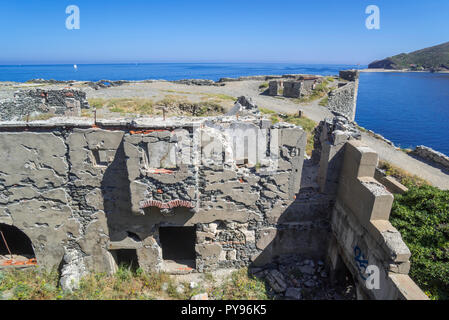 Bleibt von 1850 Fort de la Mauresque bei Cap Gros in der Nähe von Banyuls-sur-Mer, Côte Vermeille, Pyrénées-Orientales, Frankreich Stockfoto