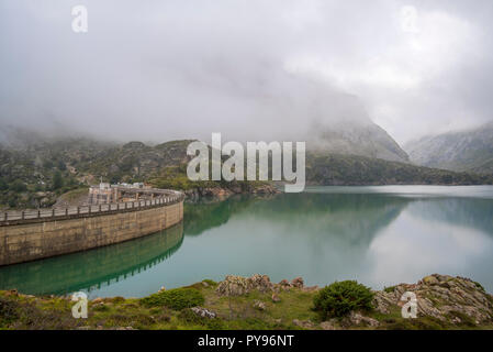 Barrage de Gloriettes, Wasserkraftwerk und der Lac de Gloriettes See im Tal in der Nähe von héas Estaubé, Hautes-Pyrénées, Frankreich Stockfoto