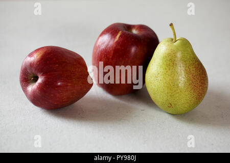 Zwei Äpfel und Birnen, organischen Früchten - Drei Früchte auf Weiß Stockfoto