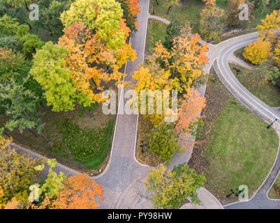 City Park, Ansicht von oben. Bäume mit hellen Laub im Herbst Saison Stockfoto