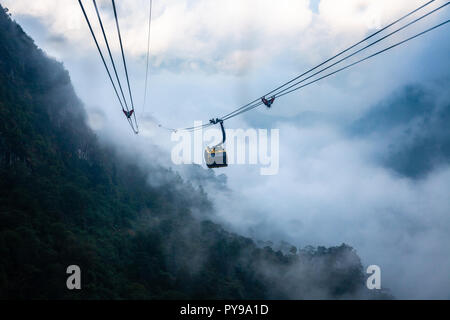 Blick von Fansipan Seilbahn während der Regen. Längste non-stop-drei-Seil Seilbahn der Welt. Sa Pa, Vietnam. Stockfoto