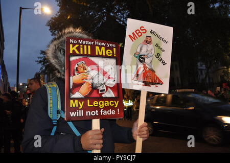 London/UK. 25. Oktober 2018. "Töte mich! Mein Vermächtnis wird nicht verblassen!" Poster und Banner, die den Zorn der Mord an Jamal Khashoggi, ein Dissident. Stockfoto