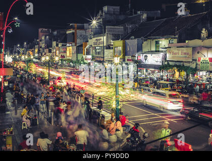 Geschäftige Nacht auf der berühmten Einkaufsstraße auf Jalan Malioboro in Yogyakarta, Java Insel in Indonesien Stockfoto