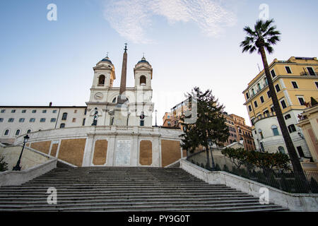 Kirche Santissima Trinità dei Monti auf die Spanische Treppe in Rom, Italien Stockfoto