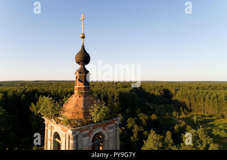 Fragment der Glockenturm der Kirche von St. Nicholas das Wonderworker im Dorf Argunovo. Region Moskau in Russland. Stockfoto