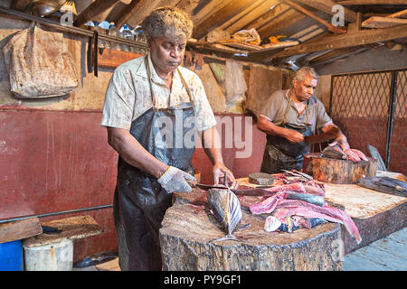 Fisch Reinigung im Fischmarkt in Negombo, Sri Lanka Stockfoto