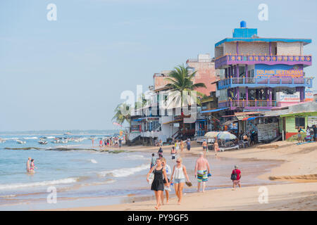 Die Leute am Strand an einem sonnigen Tag unter einer strahlenden Sonne. Stockfoto