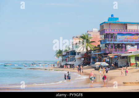 Die Leute am Strand an einem sonnigen Tag unter einer strahlenden Sonne. Stockfoto