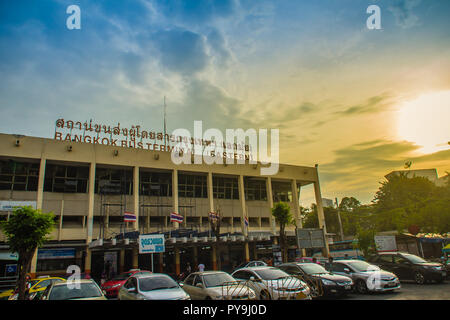 Bangkok, Thailand - November 4, 2017: Ekkamai Bus Station während des Sonnenuntergangs. Busbahnhof Ekamai bietet Bus und Minibus Service östlichen Provinzen von Tha Stockfoto