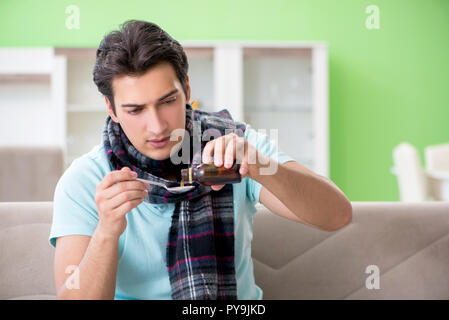 Jungen gutaussehenden Mann Leiden, Krankheit zu Hause Stockfoto