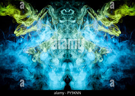 Wolke von blauen, grünen Rauch in der Form eines Schädels, Monster, Drachen auf einem schwarzen Hintergrund isoliert. Hintergrund aus dem Rauch von vape. Mocap für Kühlen Stockfoto