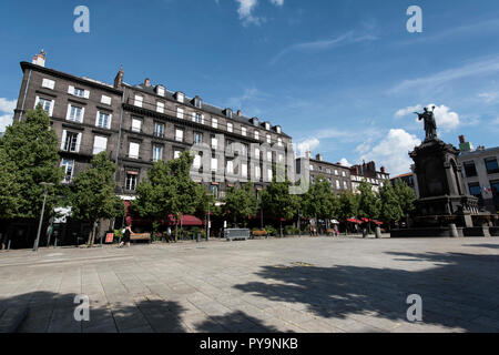 Clermont-Ferrand (Frankreich): "Place de la Victoire" Platz im Zentrum der Stadt. Auf der rechten Seite, der Brunnen mit der Statue des Papstes Urb. Stockfoto